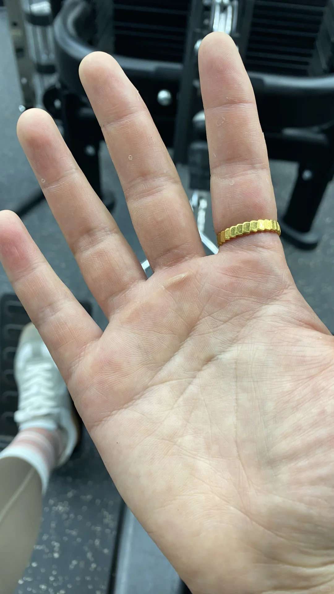 蒜鸟，没人喜欢牵健身女粗糙的手的😫