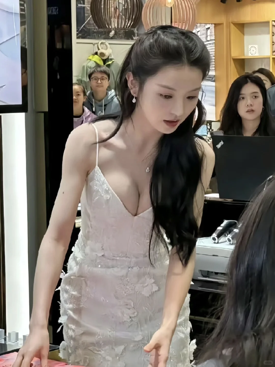 不懂就问！小胸穿啥样的胸贴才能像她有沟？