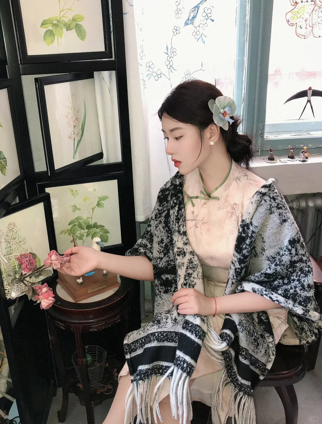素衣难掩美人颜