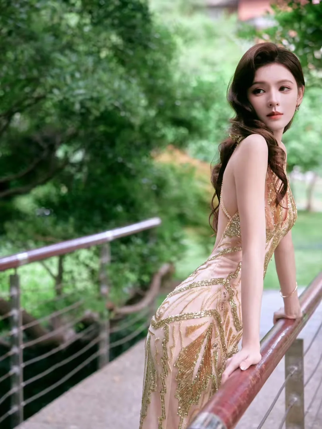 张予曦露背鱼尾裙身勾勒完美身形，绝美女神