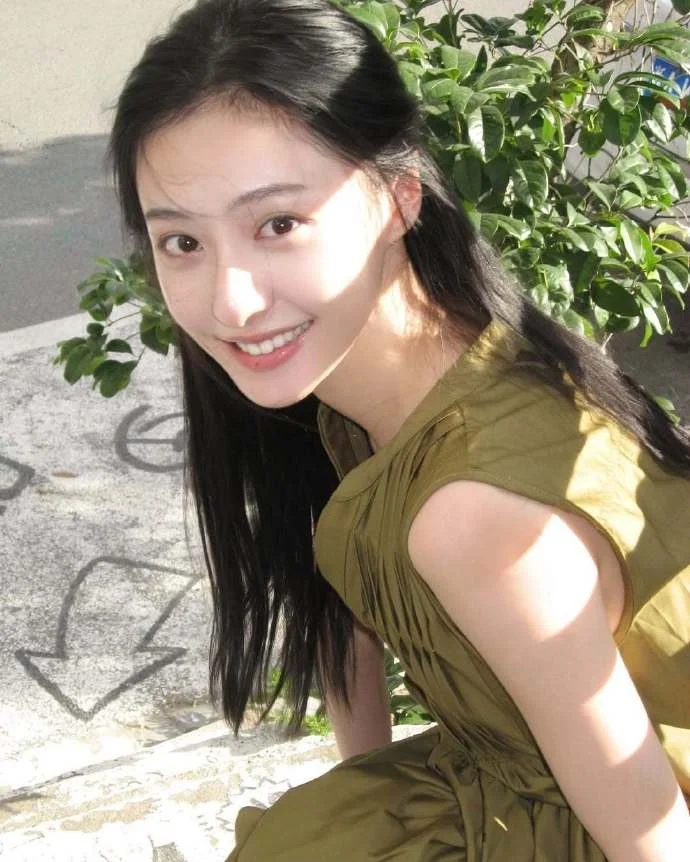 胡连馨气质绝佳，绝美且酷，让人眼前一亮
