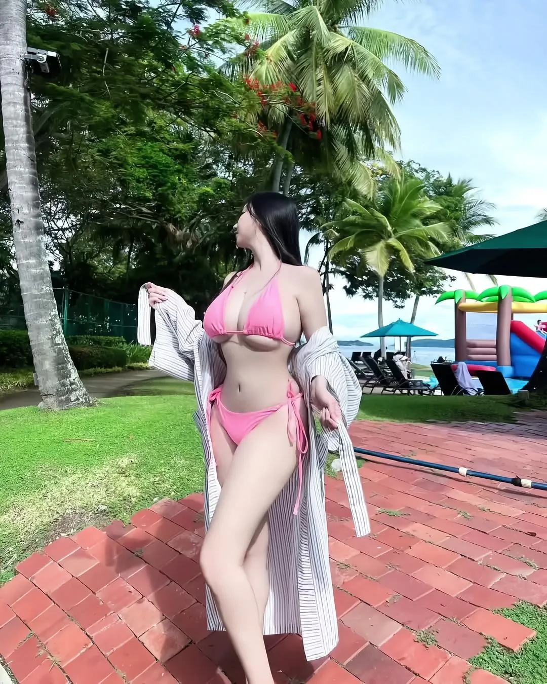 这个泳衣有点出片哟～