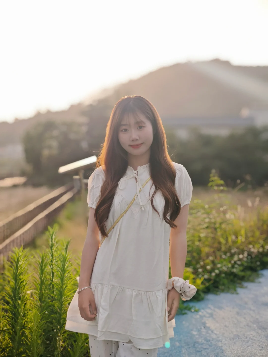 吸吸阳光，和小黄花合影吧🌷