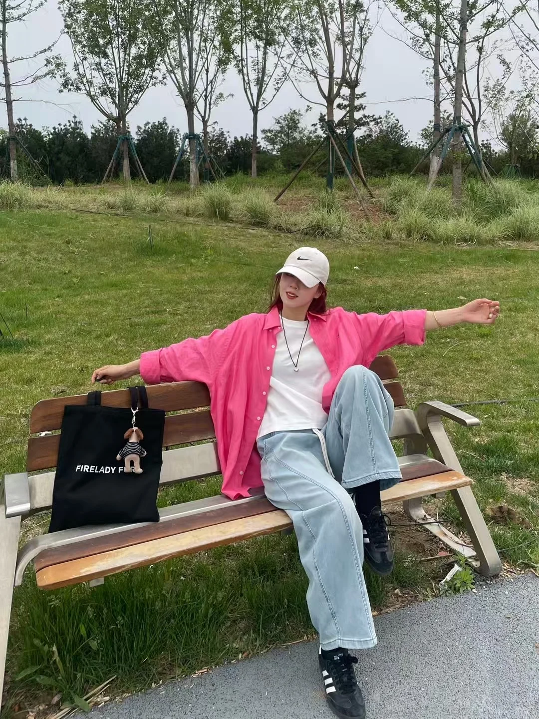 松弛感穿搭范本！街角的时尚随拍