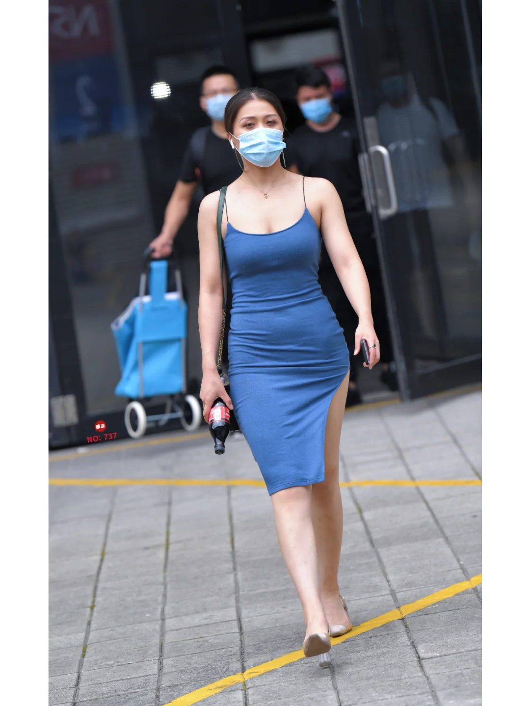 这样的辣妈，一条吊带裙就很好看了