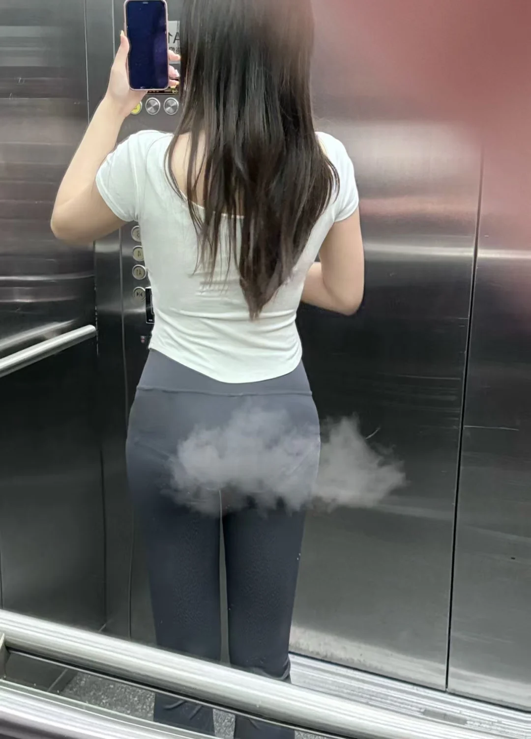 健身房电梯里看见的…瑜伽裤这样穿有点…