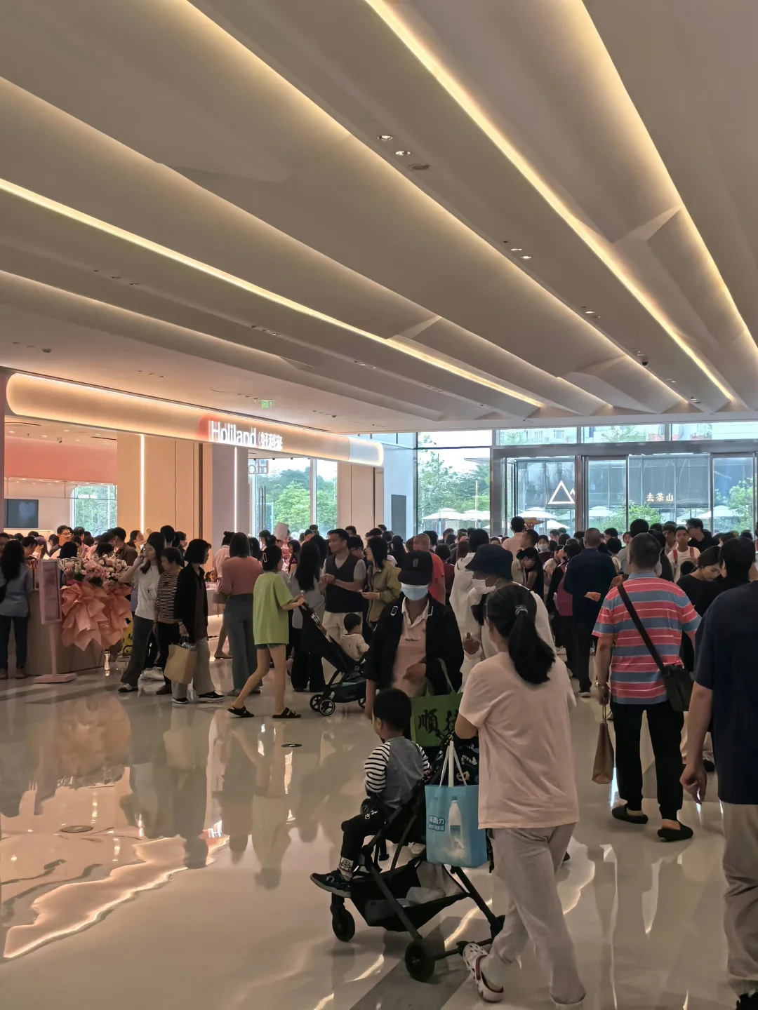 佛山首家好利来，服务员都是空姐的标准！ ？