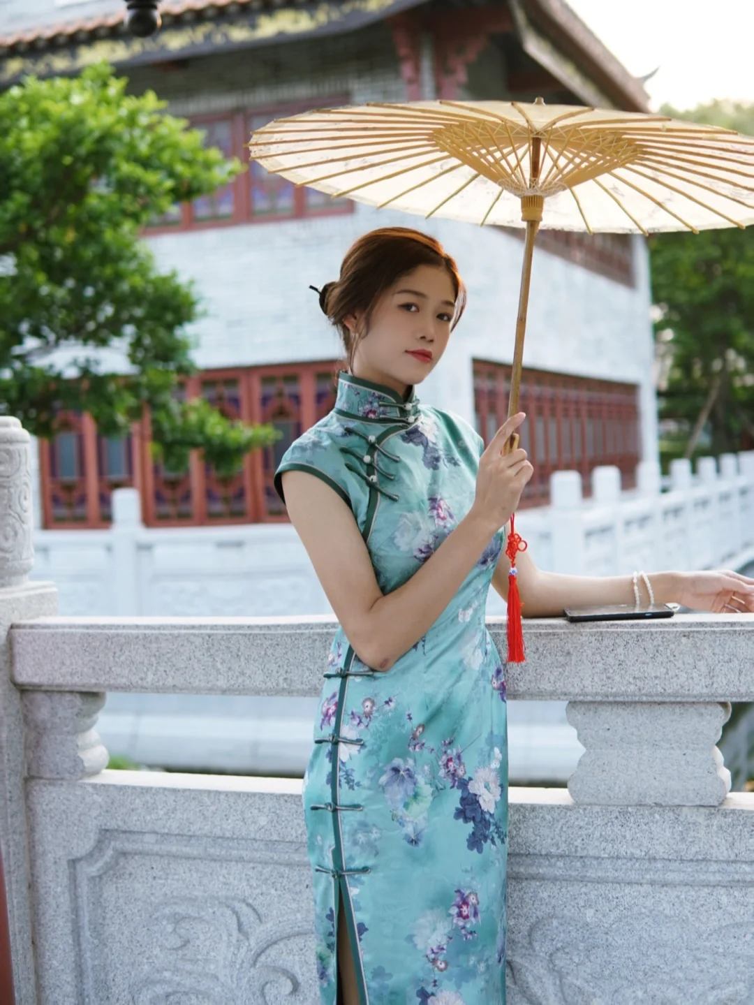 旗装丽女显窈窕，地仰天倾山水娇～旗袍美