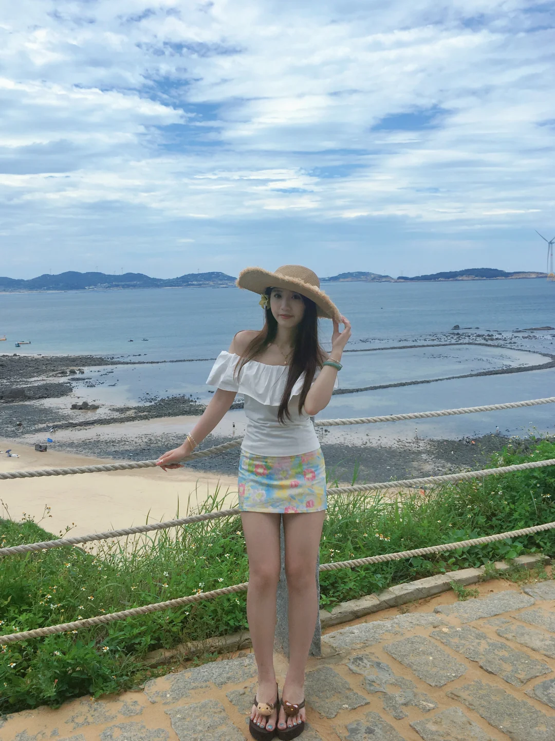 一套海边百元穿搭！彩色小裙子好适合海边!