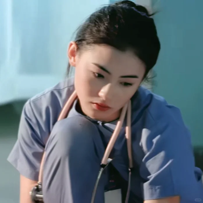 一个抬眉就足够惊艳