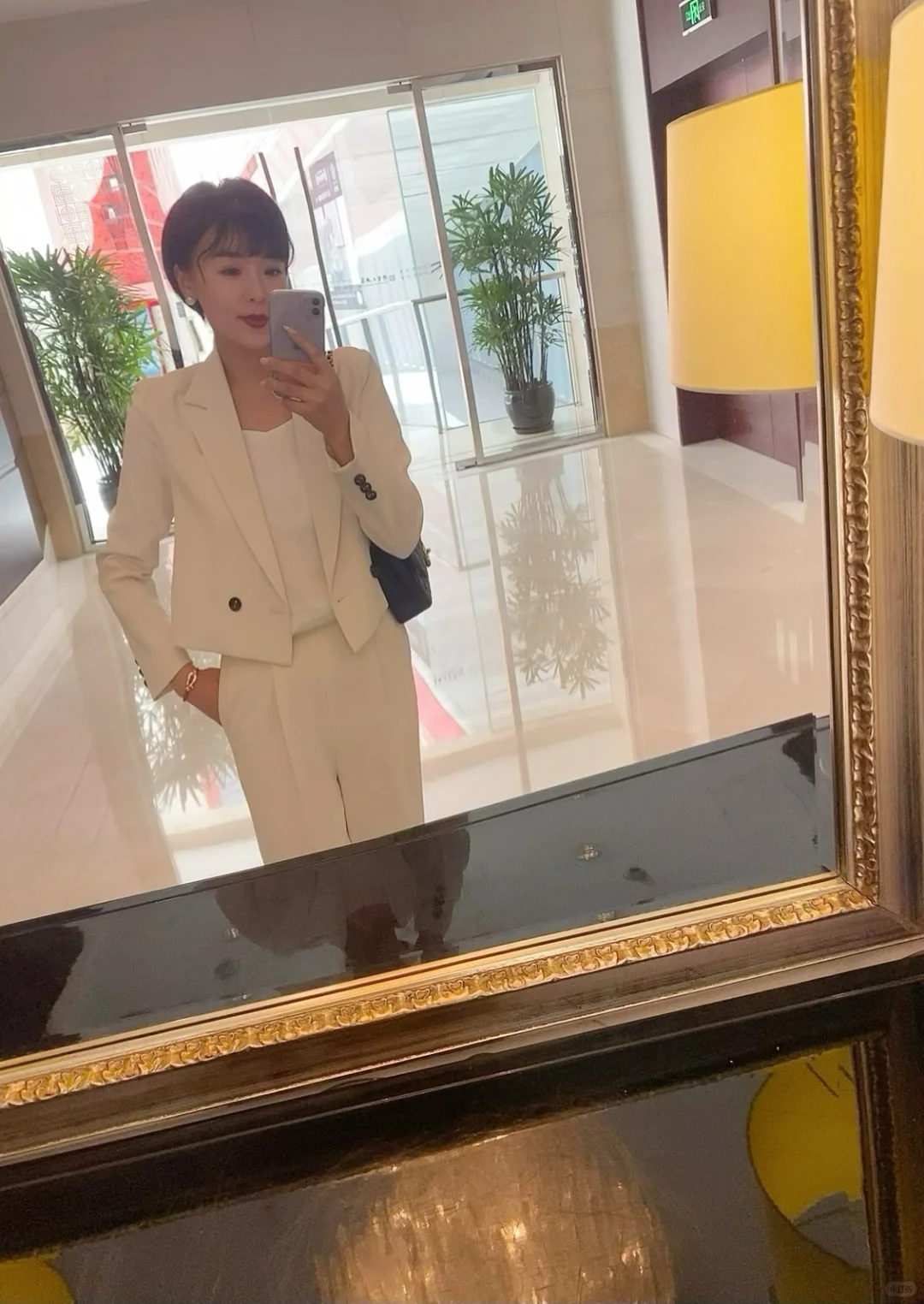 成熟女人三件套：正装、话少、情商高