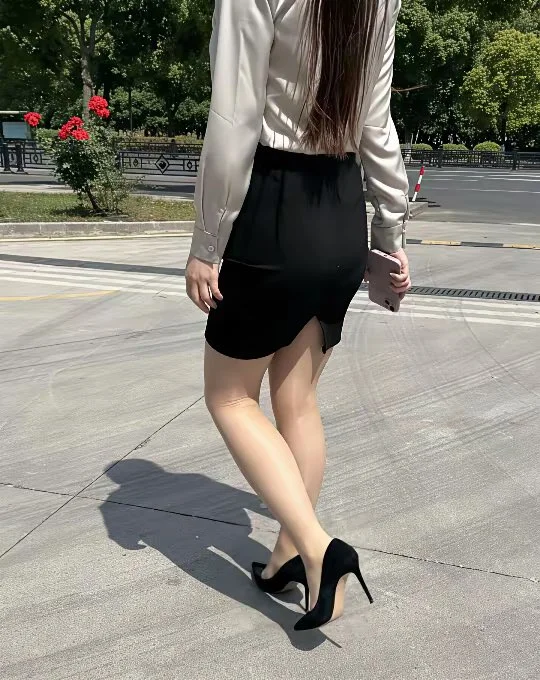 今天穿白丝，没有黑丝好看！！