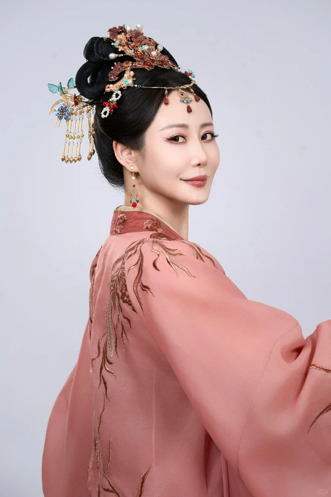 簪花扶鬓入镜来