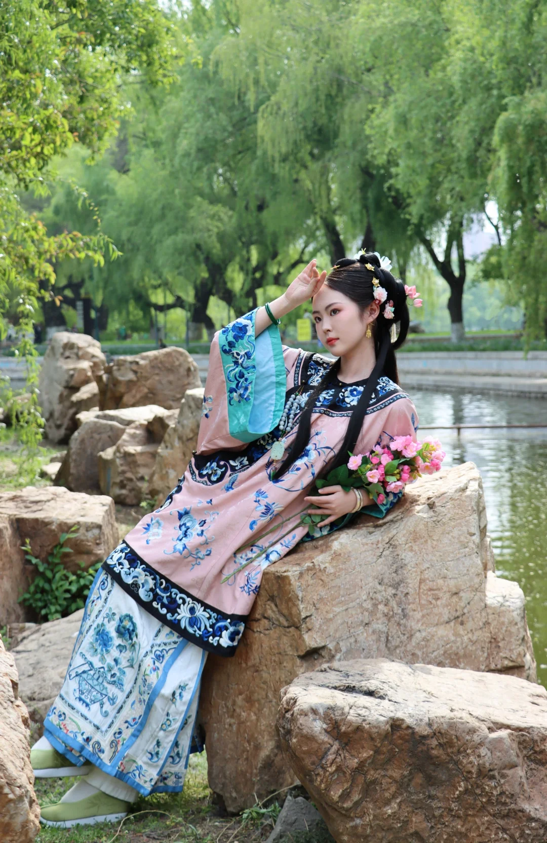 巧笑倩兮，美目盼兮，清汉女写真