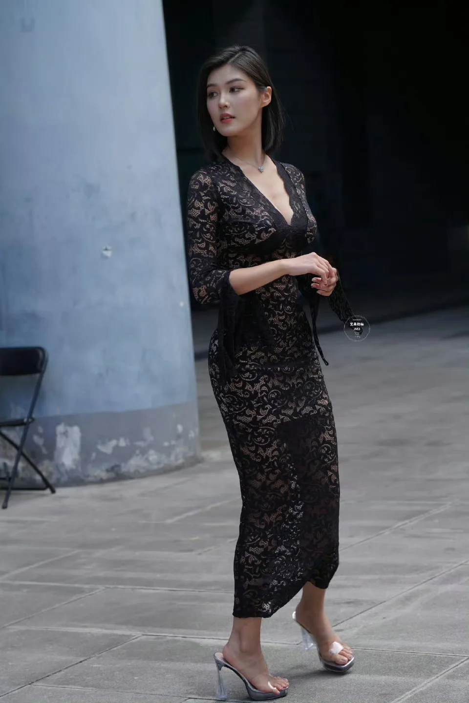 风情万种！穿上墨色蕾丝长裙，你就是女王！