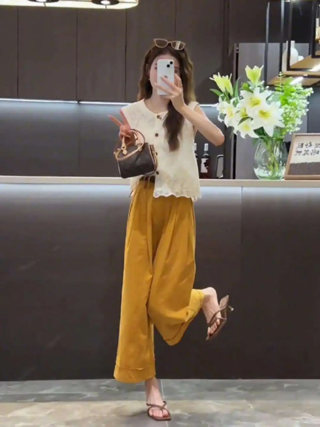 小个子显高时尚套装女法式镂空蕾丝无袖衬衫