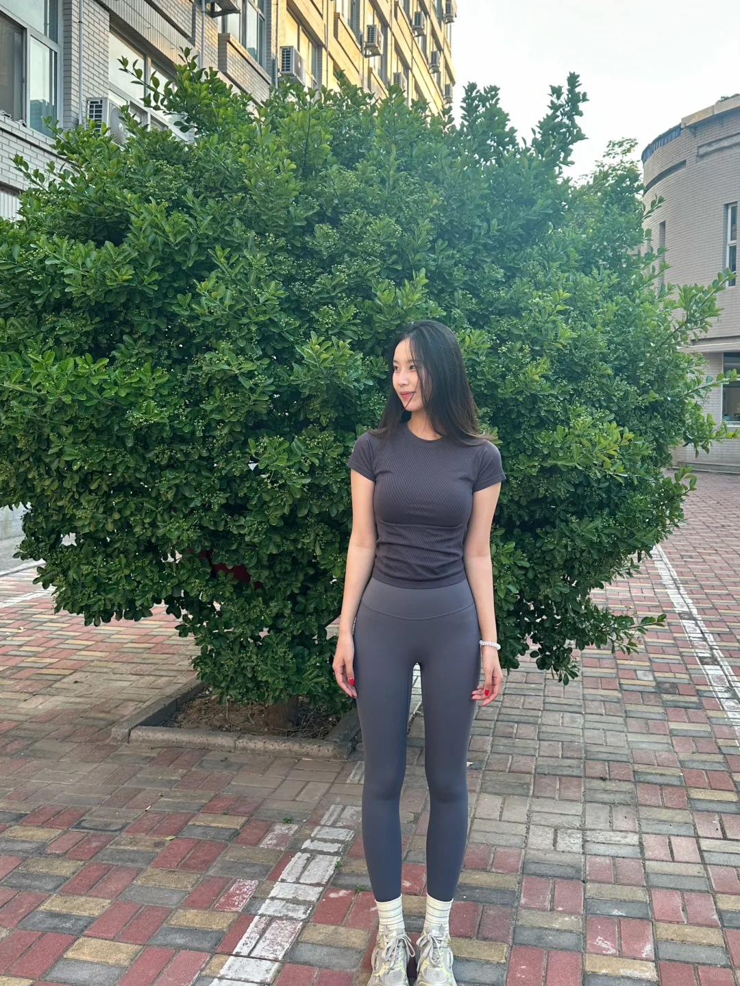 这套瑜伽服lululemon嘛！