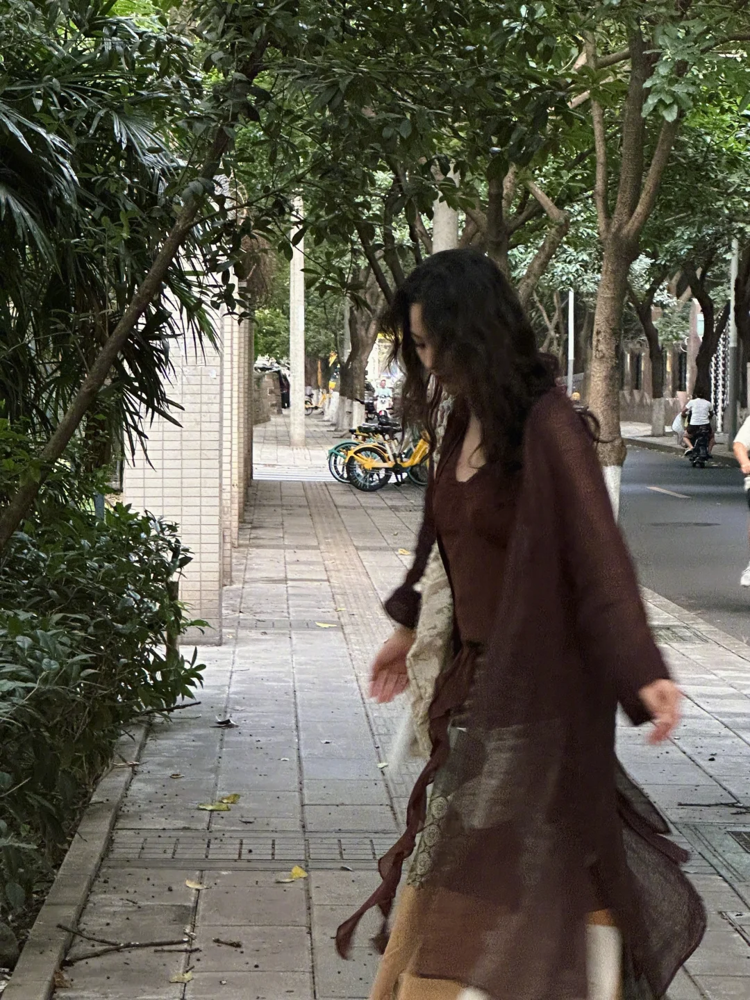 张馨予波浪卷发搭配民族风打扮，妩媚动人
