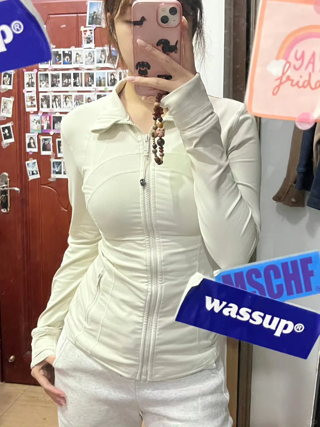 藏蓝色和米黄色的瑜伽服留哪个