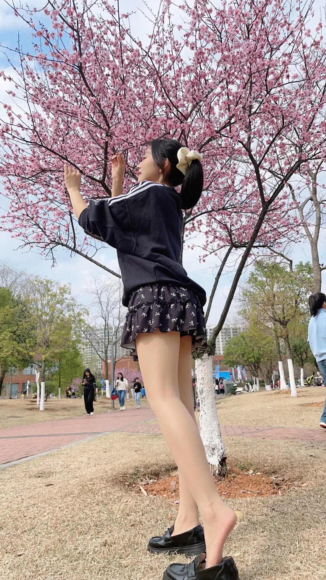 超火的蹲姿拍照🤳get