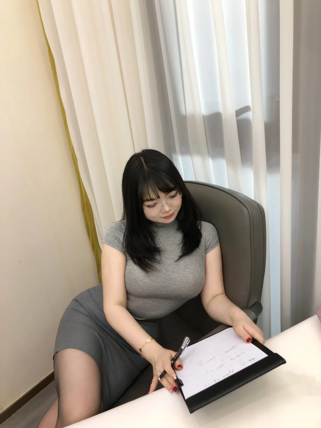 微胖穿职业装秒变御姐女秘书谁懂