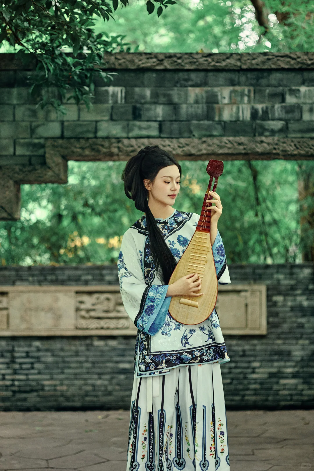清汉女写真姿势， 扇子/乐器怎么用才不尬