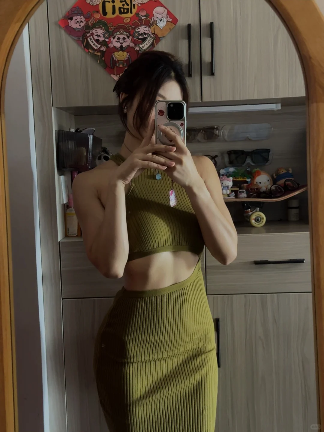 健身女穿裙子，莫名有点突兀