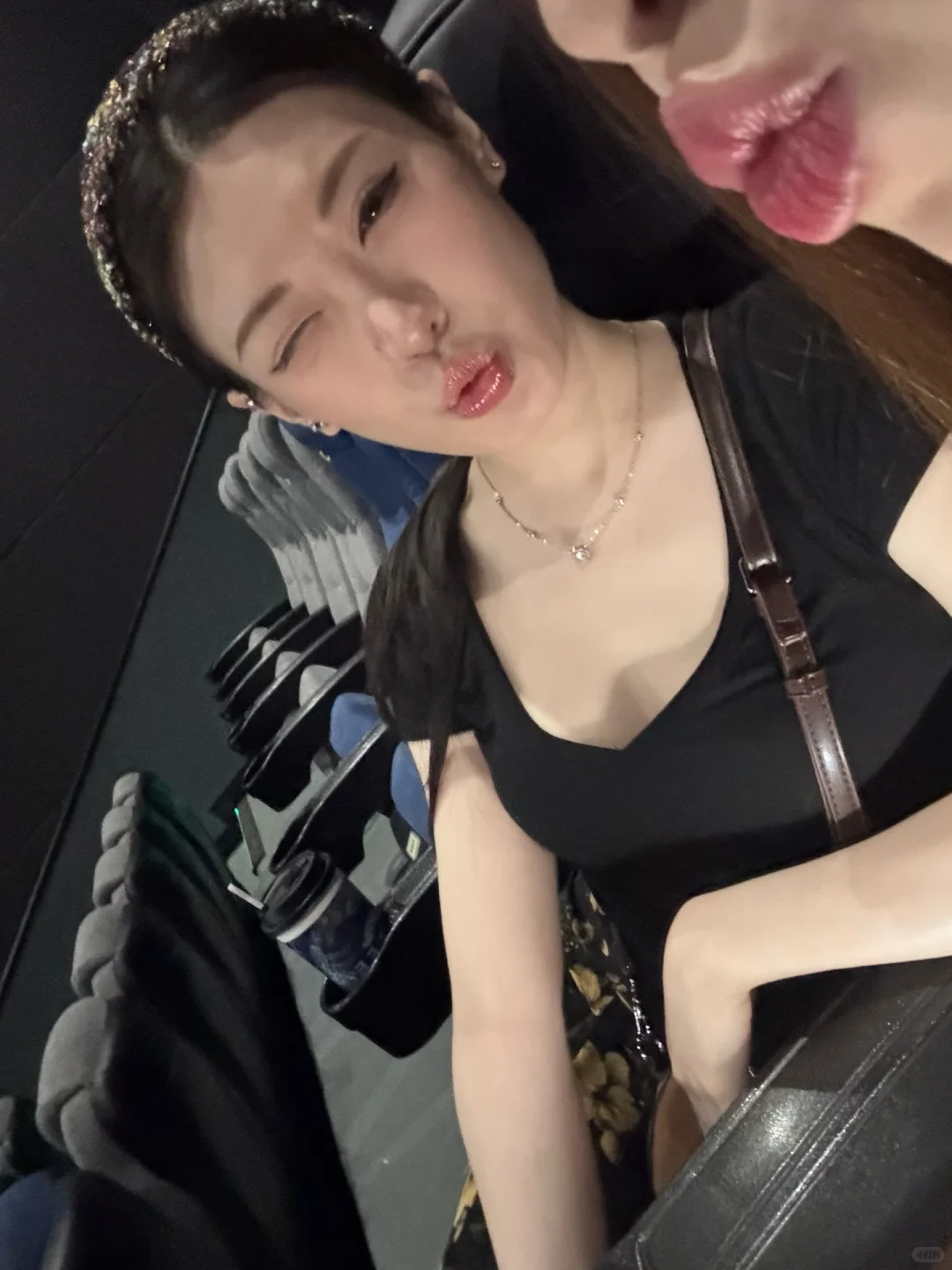 看起来太端庄了