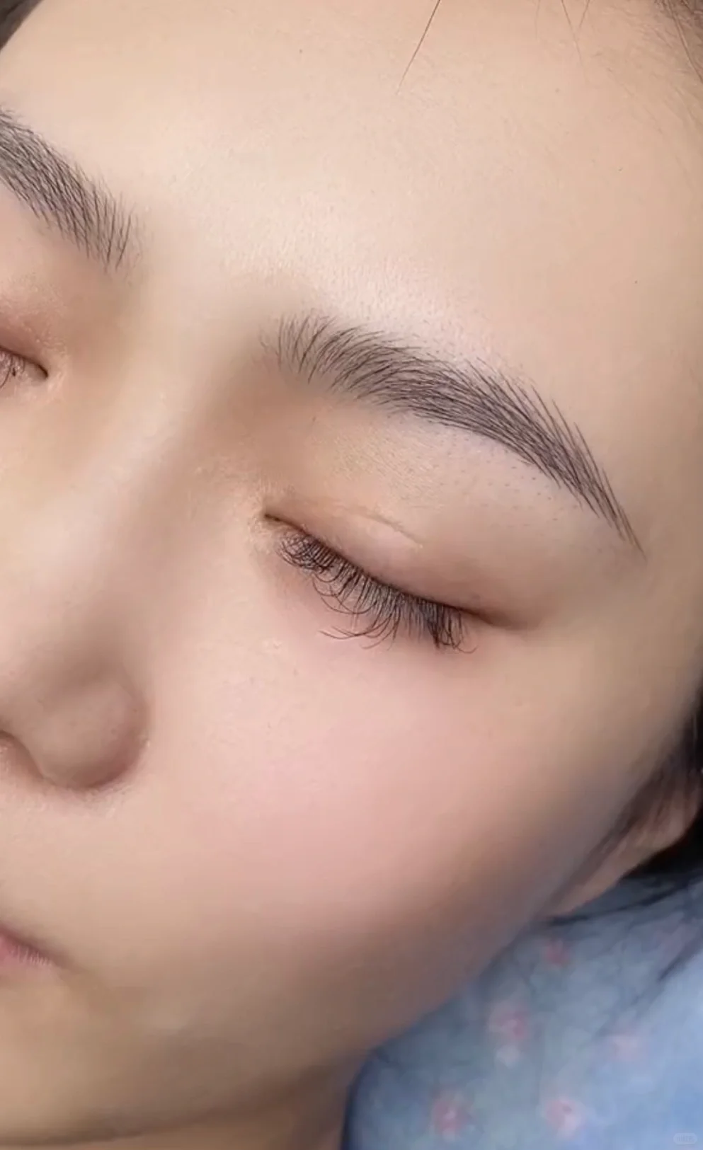 自然流畅的线条眉
