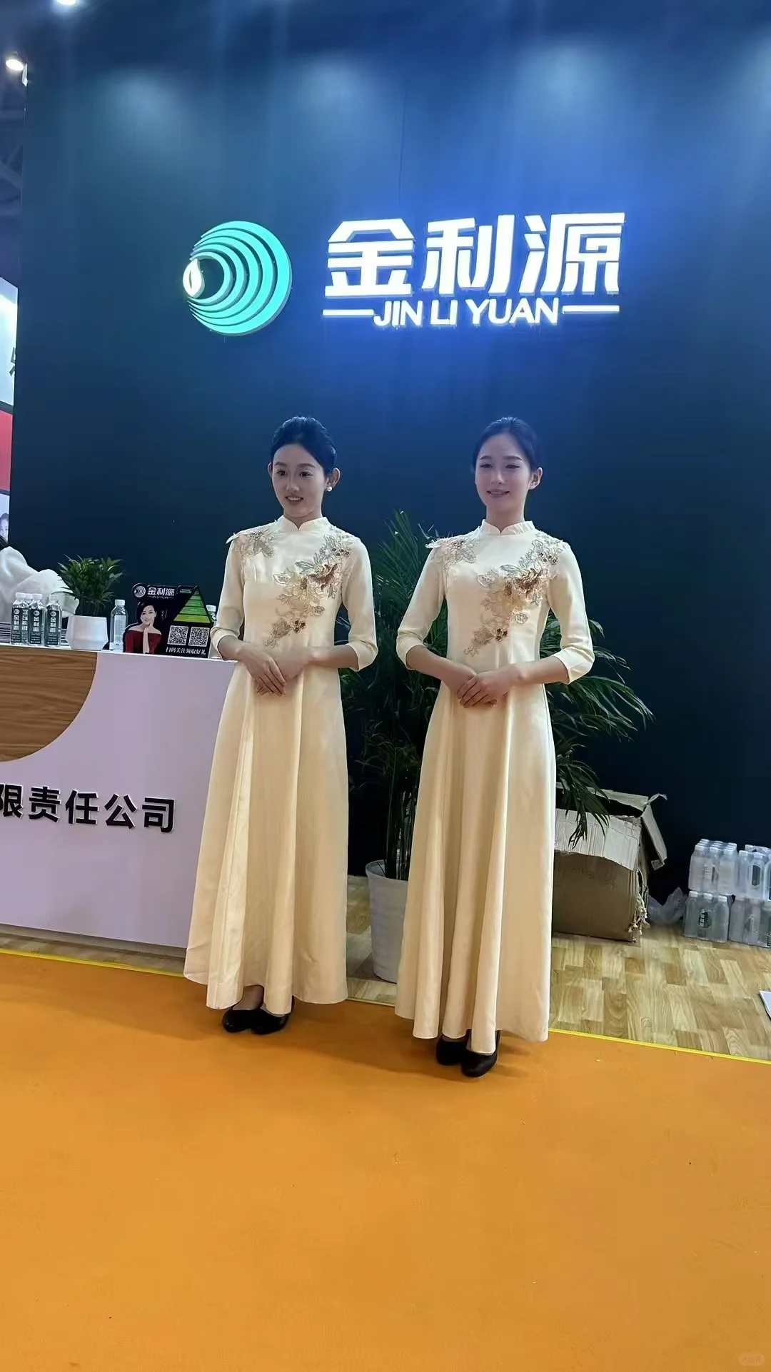 展会上看看别人家还请平面模特