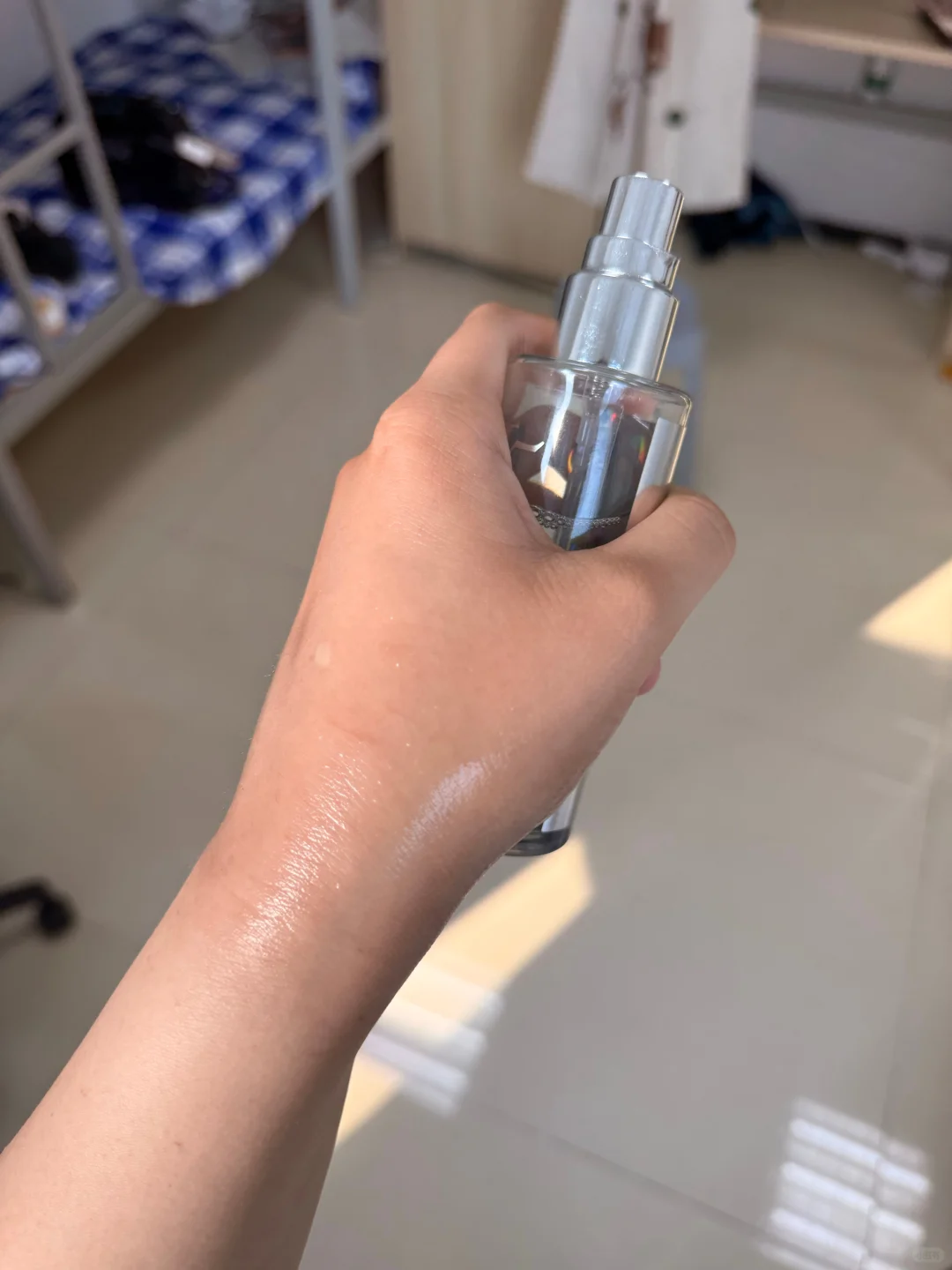 室友：你这一头黑长直简直是白月光级别的...
