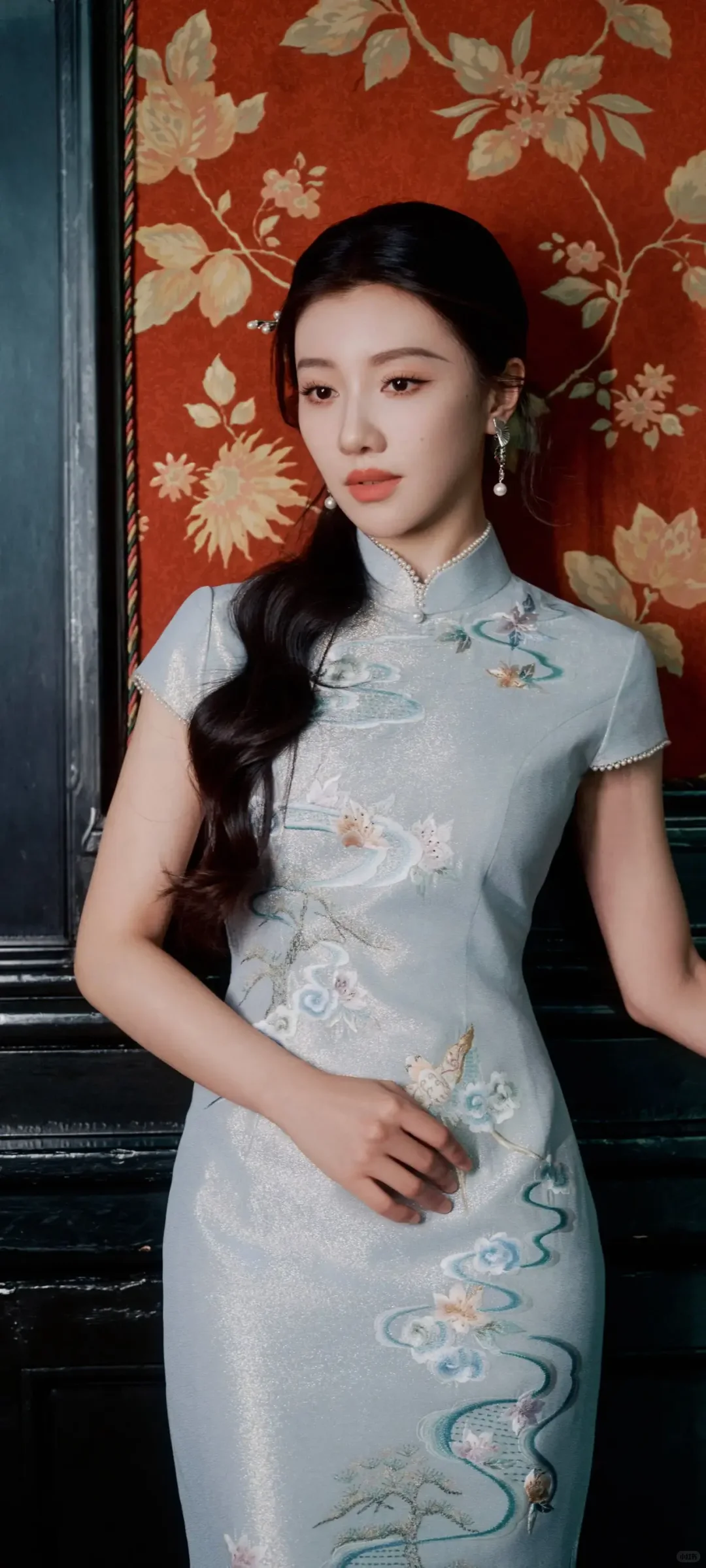 王鹤润搭配旗袍真是勾勒出东方女性国色天姿