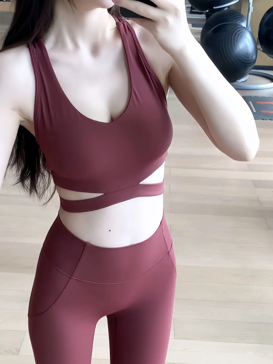 🍷掐腰的酒红瑜伽服果然显瘦又显白🥰