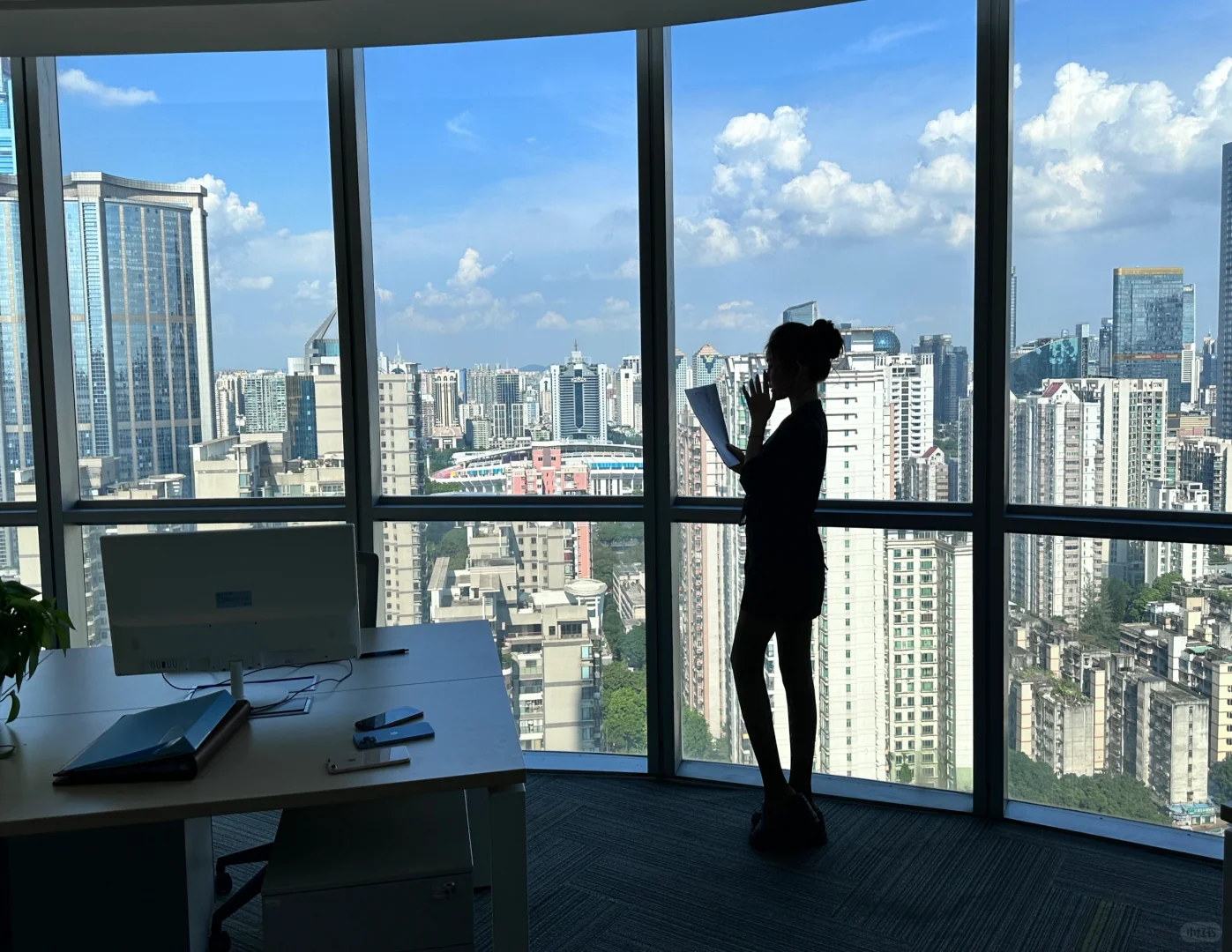 职场女神上线！办公室也能拍出大片感💼✨