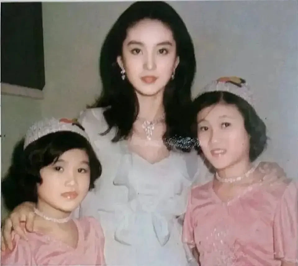 合照往往最能衬托出大美人