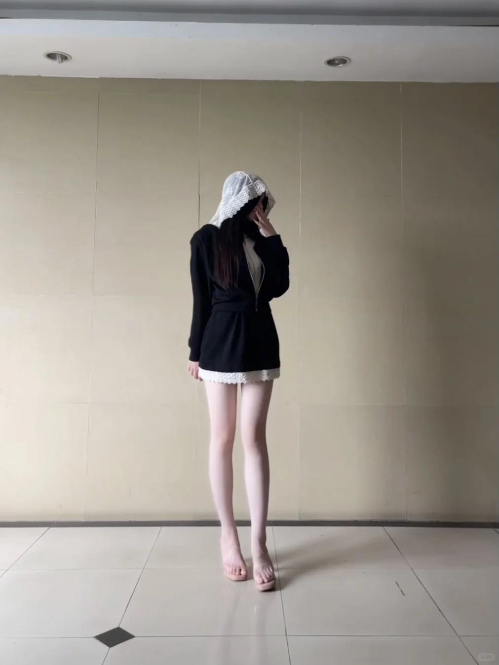 172实况 修女穿上蕾丝帽外衣