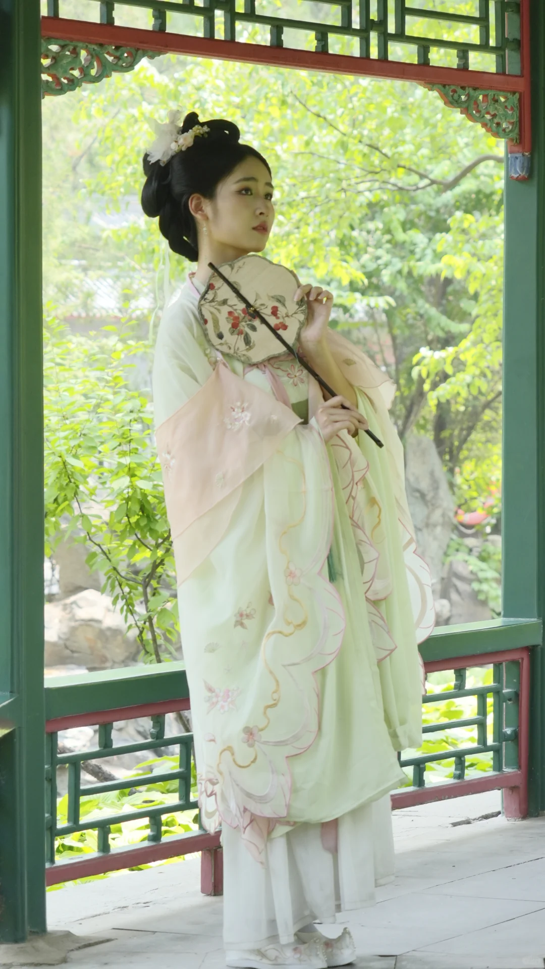 “小扇引微凉，悠悠夏日长”