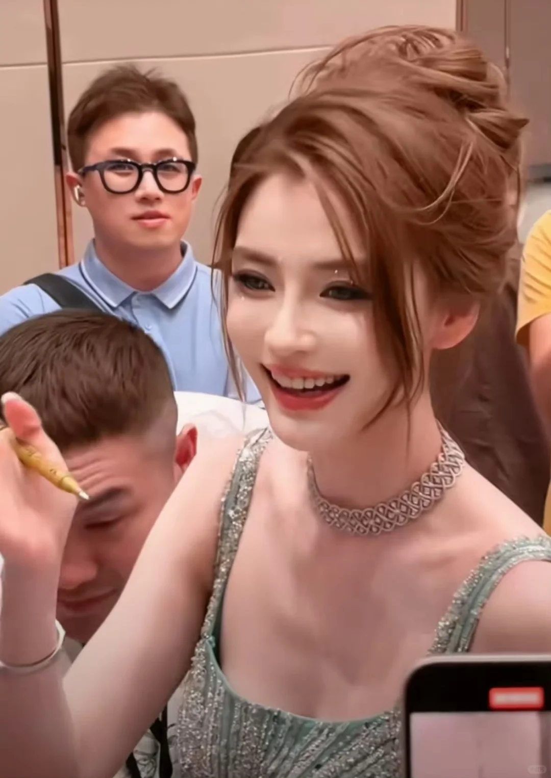 好像看到了嫩模时期的baby❗❗混血感太强了