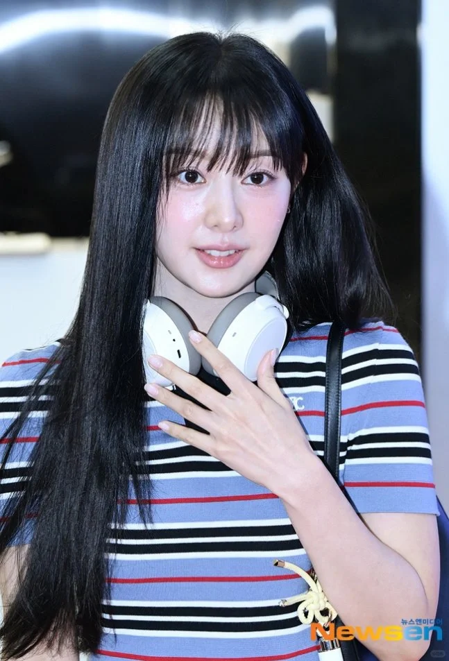 金智媛今天这套真的青春女大，黑长直太美！