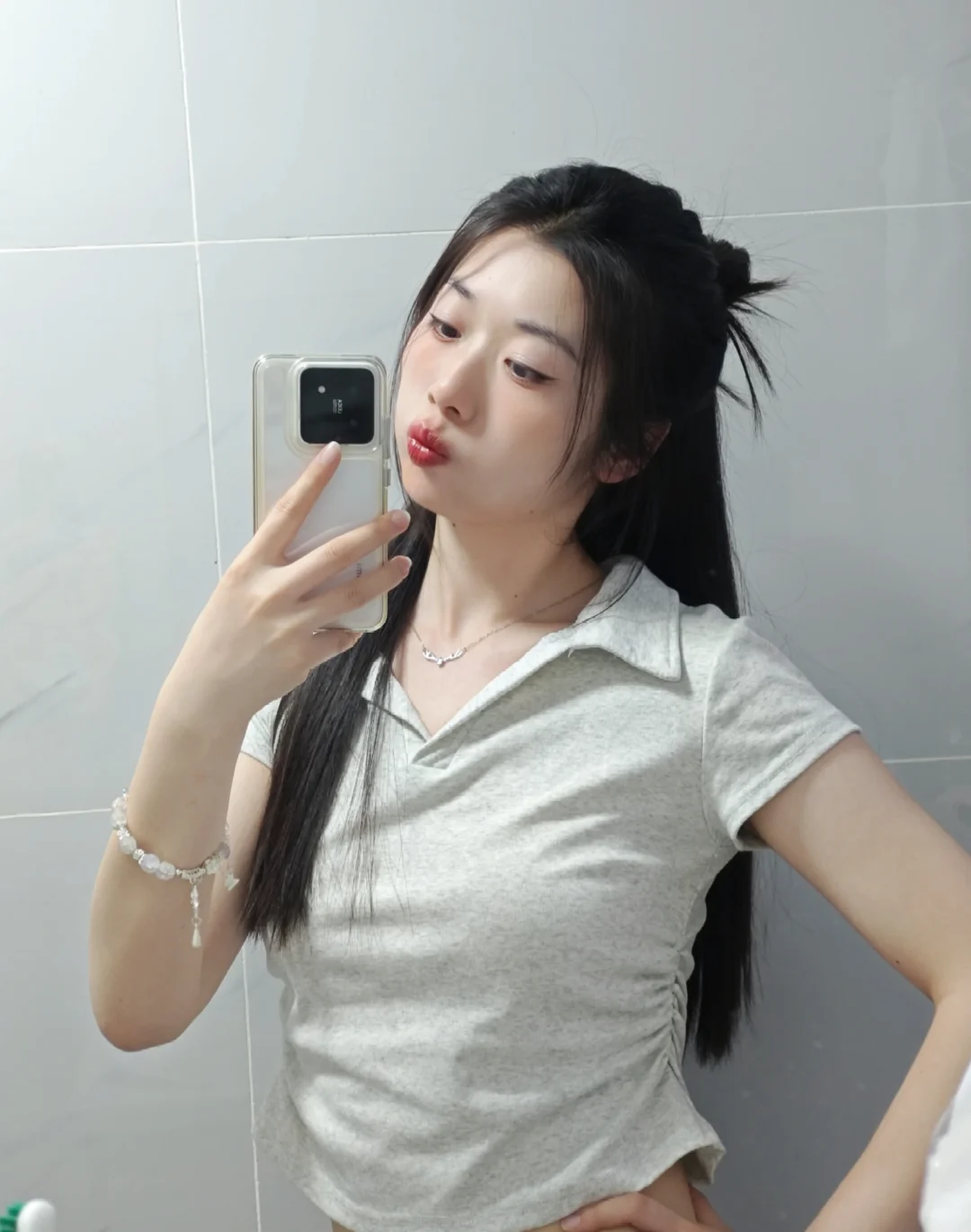 淡颜女生的对镜自拍