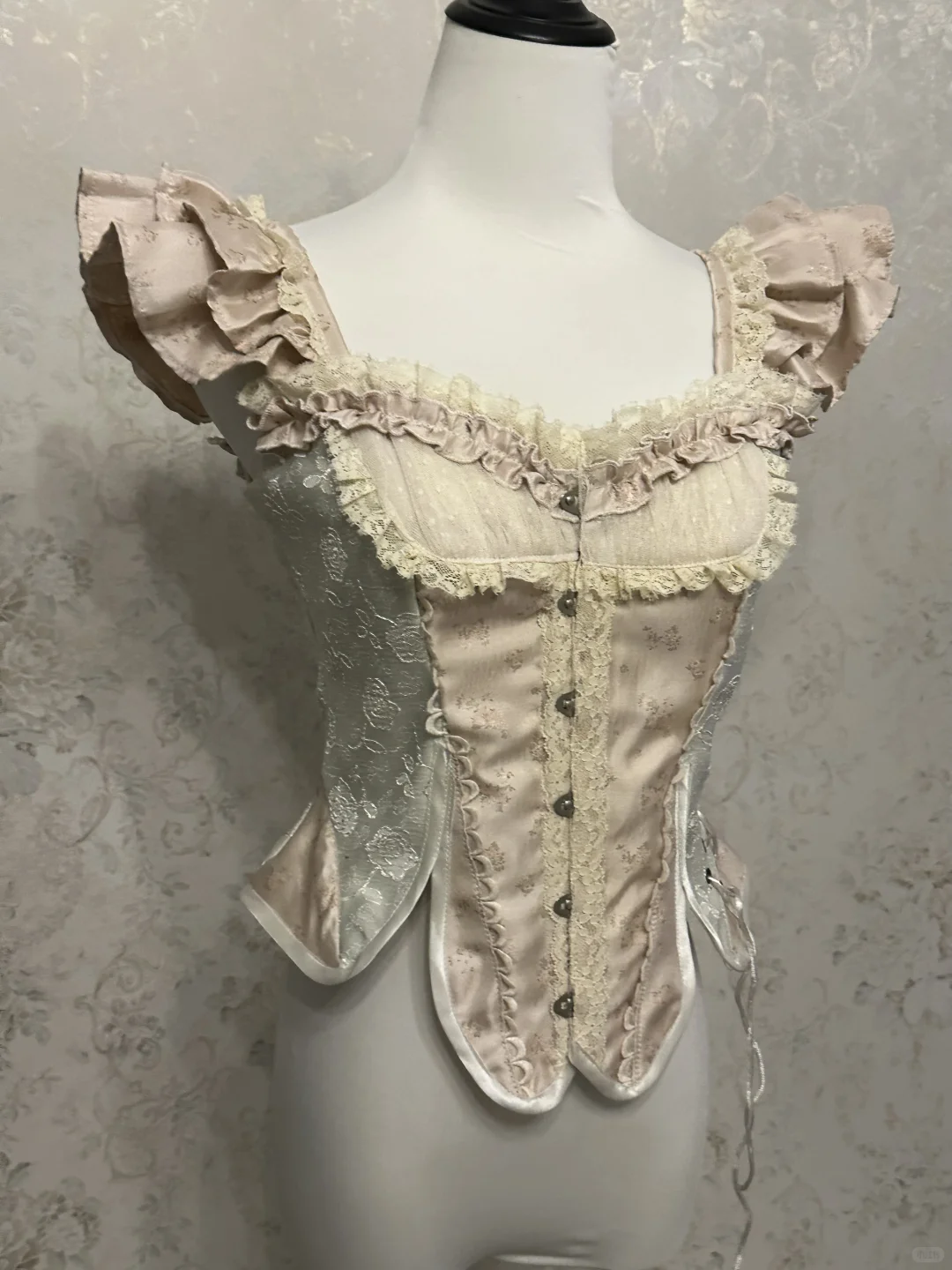 型设展示——鱼骨胸衣