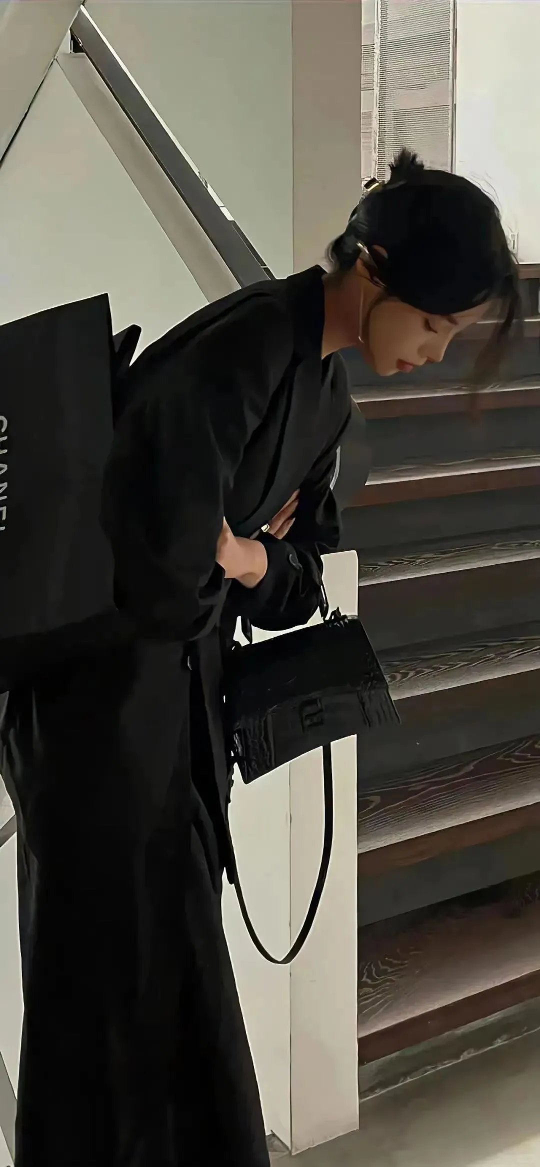 黑色系美女全屏壁纸