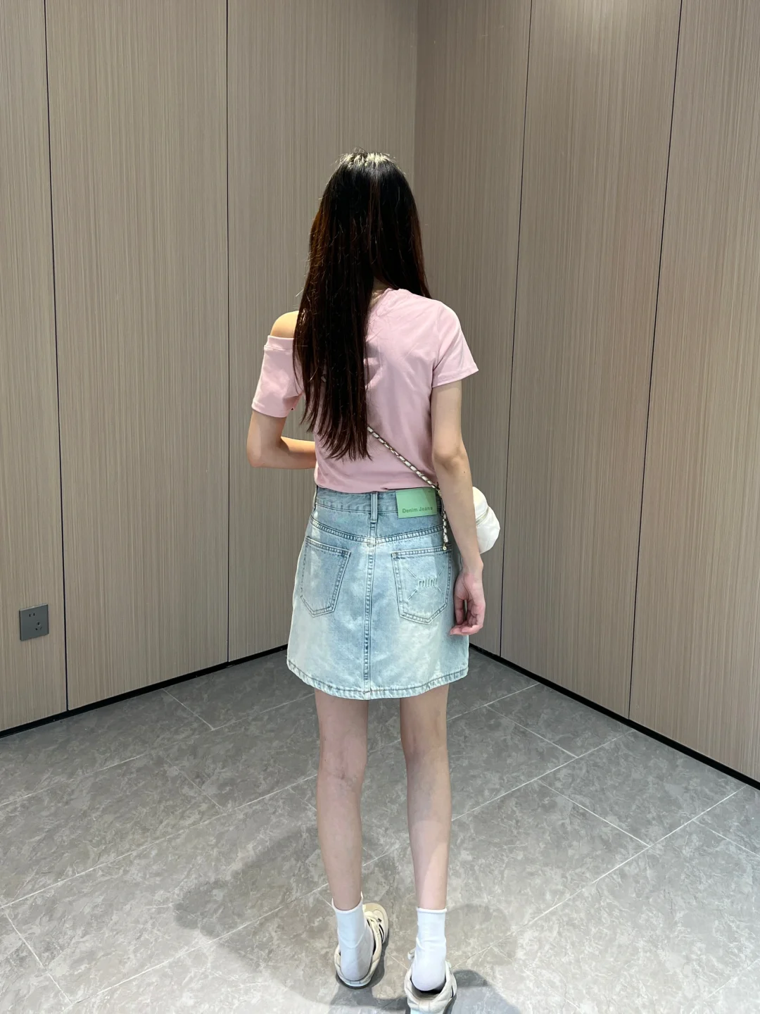 好喜欢这种辣妹感穿搭～