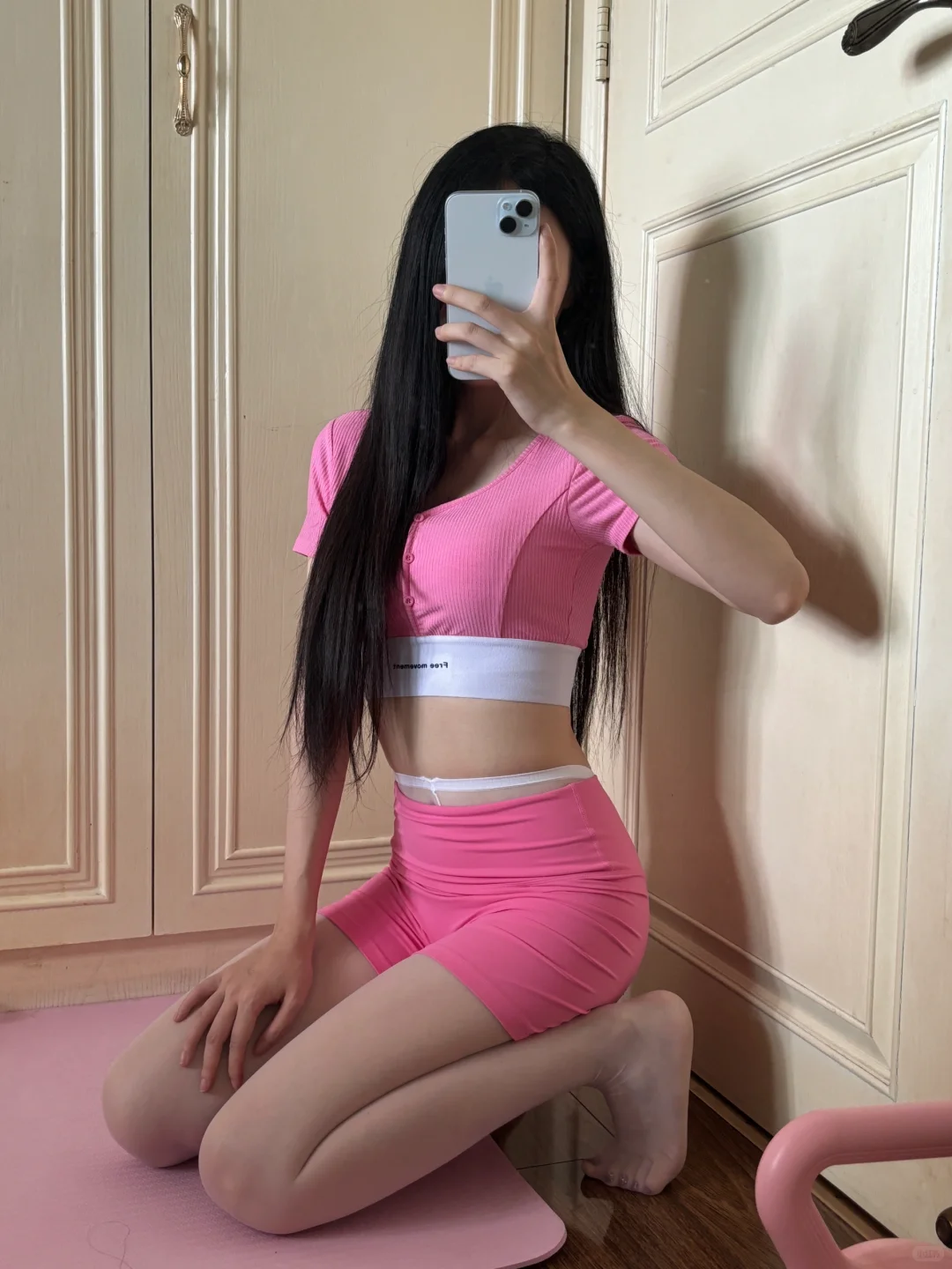 火龙果色瑜伽女孩