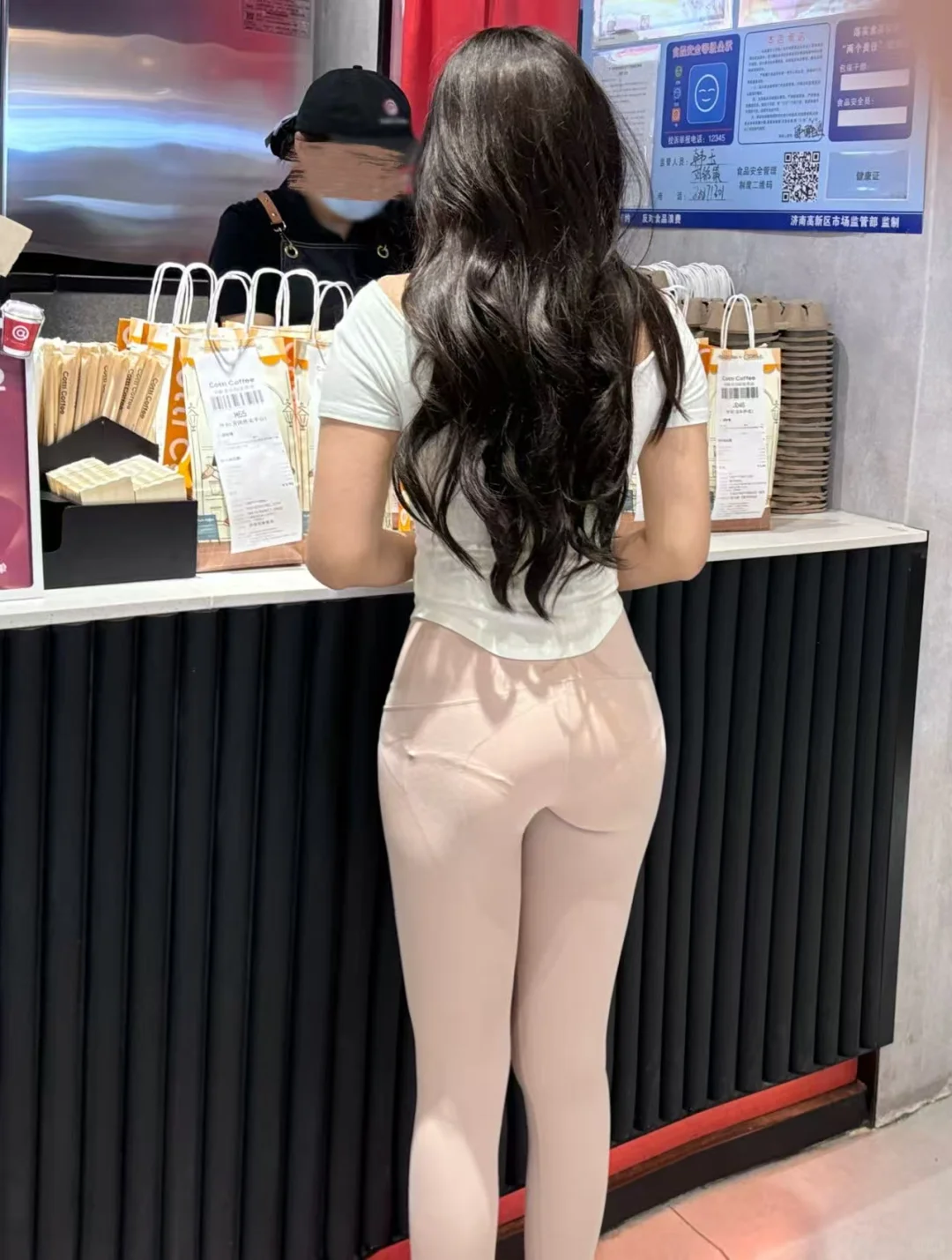 取咖啡看见的，瑜伽裤还能穿成这样