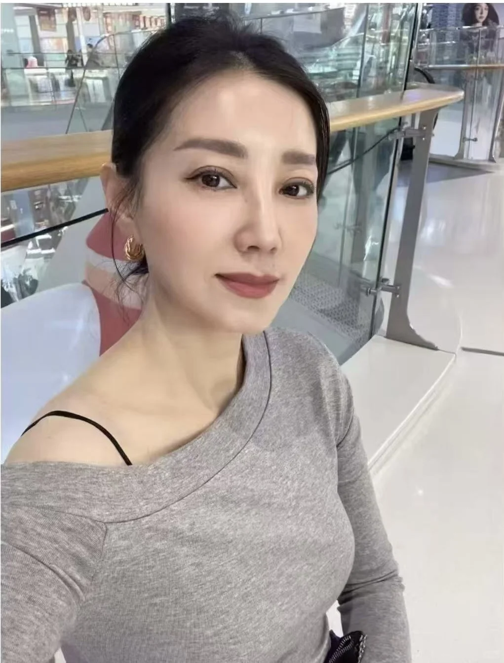 姐姐真的很美很有气质