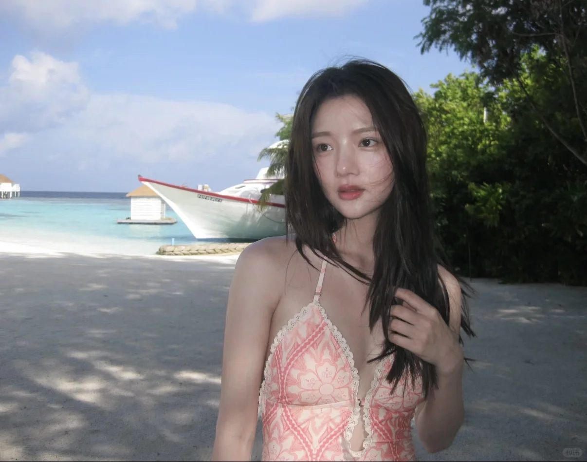 任敏晒海岛穿搭，不少好看的泳衣、度假裙