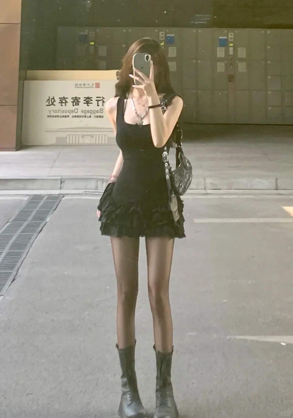 吊带小黑裙 诱惑小心机