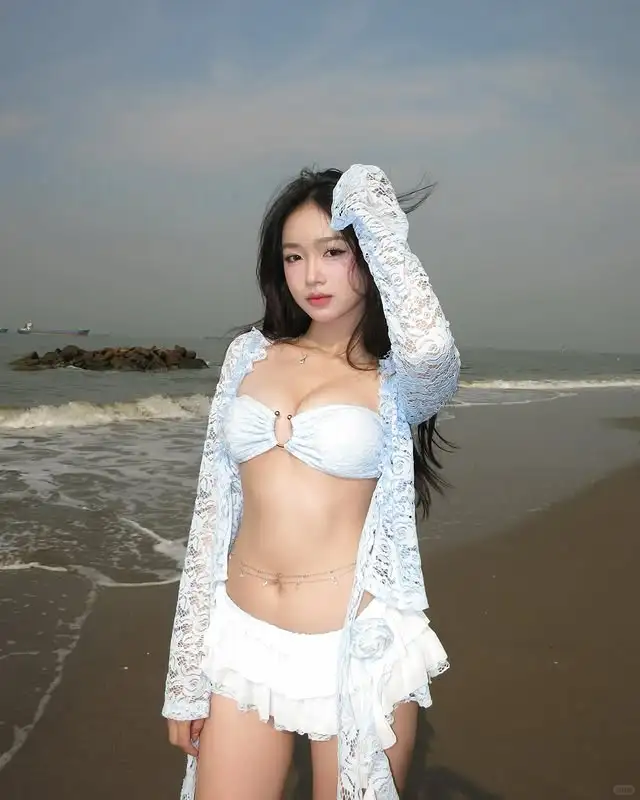 蓝花绽海滨，比基尼下的绮幻剪影