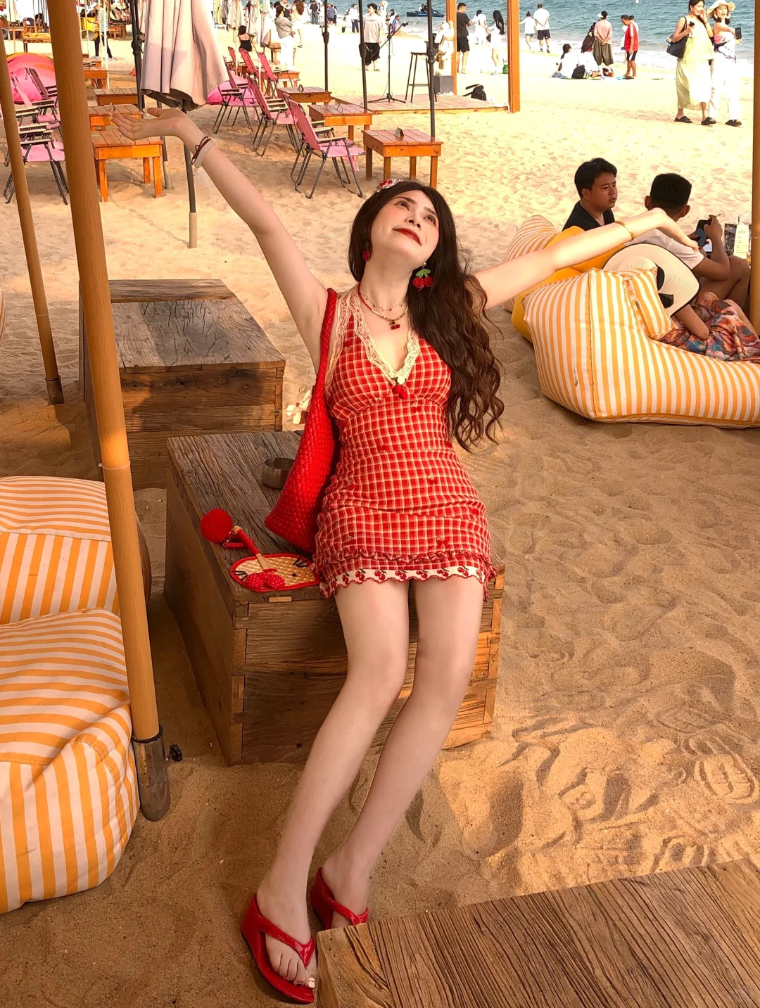 夏天就要大胆露！！🏖️海边穿短裙泰泰泰漂亮